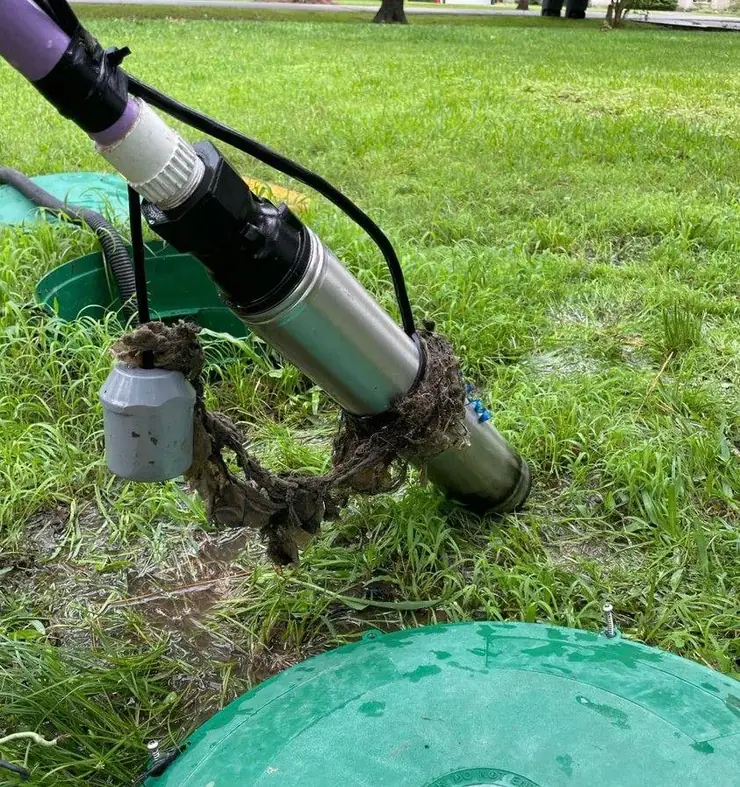 Aerobic system pump and aerator at the riser opening
